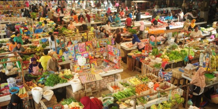 Pasar yang unsur-unsur pasarnya seperti penjual, pembeli dan barang yang diperjualbelikan ada di sat